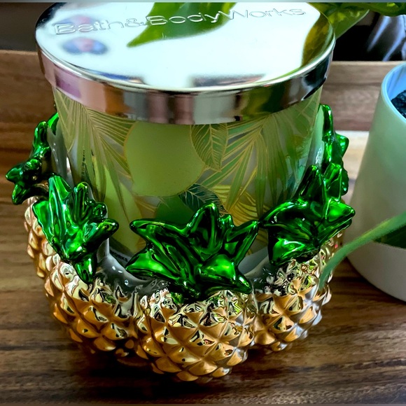 Gorgeous Bath & Body Works Candle and Pinapple Holder, NWT! - Picture 1 of 13
